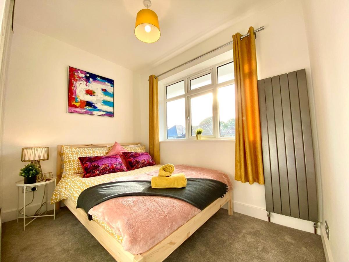 2 Min Walk To The Best Beach! Stunning Newly Refurbished Stylish 2 Bedroom Apartment! - Great Location - Free Parking - Fast Wifi - Smart Tv - Sleeps Up To 4! Close To Bournemouth & Poole Town Centre & Sandbanks Εξωτερικό φωτογραφία