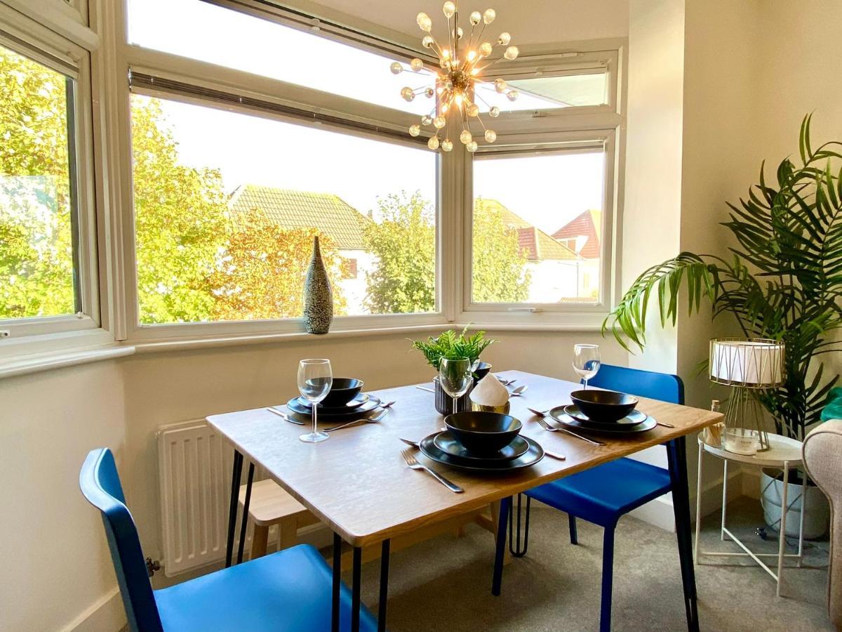 2 Min Walk To The Best Beach! Stunning Newly Refurbished Stylish 2 Bedroom Apartment! - Great Location - Free Parking - Fast Wifi - Smart Tv - Sleeps Up To 4! Close To Bournemouth & Poole Town Centre & Sandbanks Εξωτερικό φωτογραφία