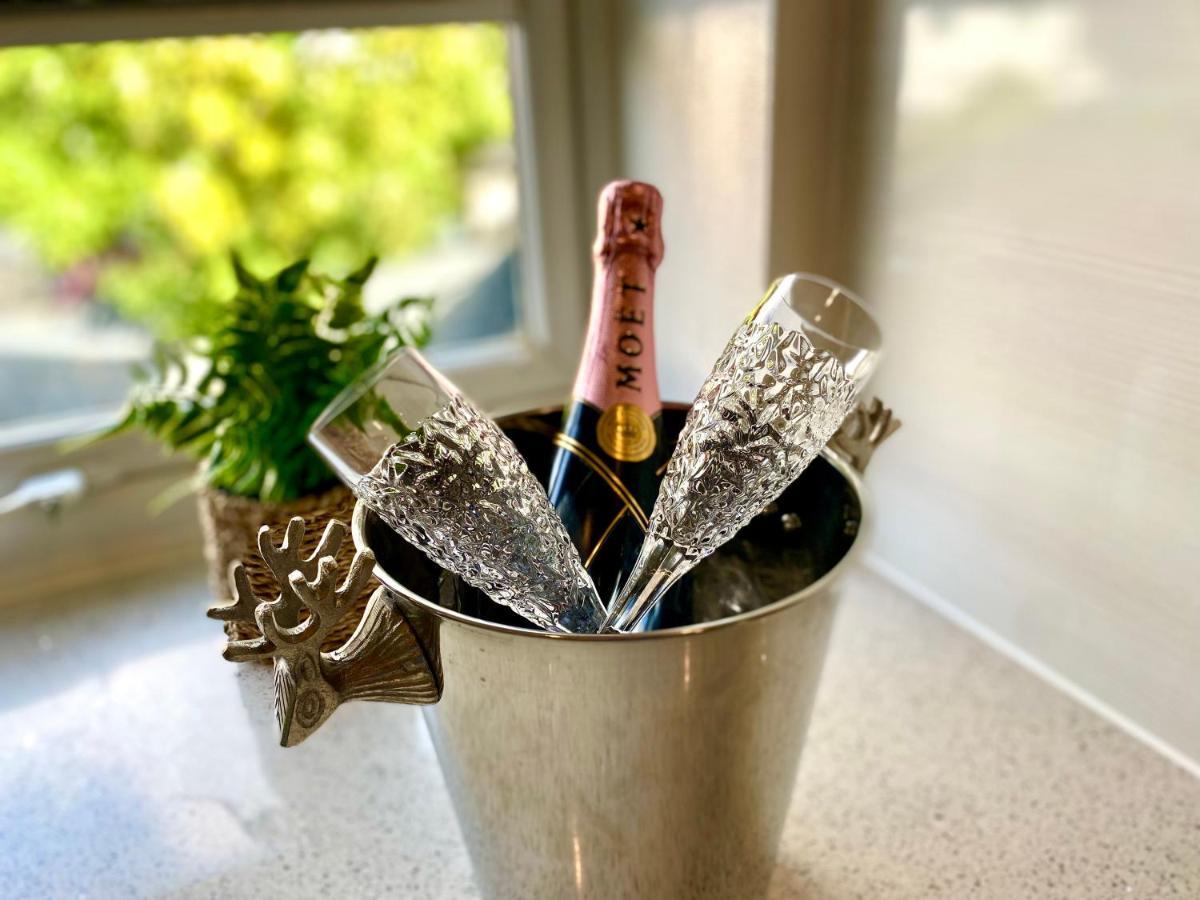 2 Min Walk To The Best Beach! Stunning Newly Refurbished Stylish 2 Bedroom Apartment! - Great Location - Free Parking - Fast Wifi - Smart Tv - Sleeps Up To 4! Close To Bournemouth & Poole Town Centre & Sandbanks Εξωτερικό φωτογραφία