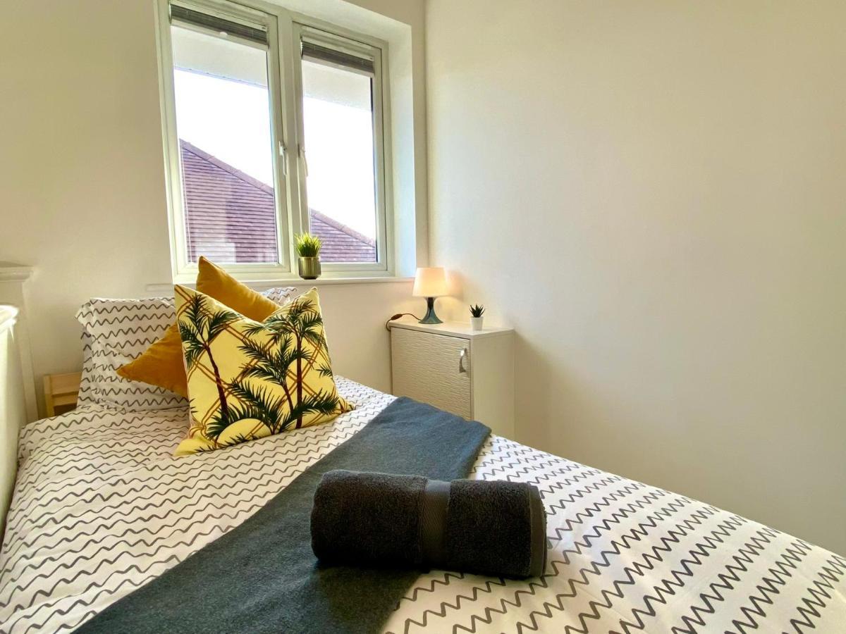 2 Min Walk To The Best Beach! Stunning Newly Refurbished Stylish 2 Bedroom Apartment! - Great Location - Free Parking - Fast Wifi - Smart Tv - Sleeps Up To 4! Close To Bournemouth & Poole Town Centre & Sandbanks Εξωτερικό φωτογραφία